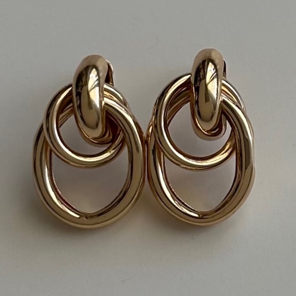 Jewelry - Gold tone door knocker style earrings for pierced ears